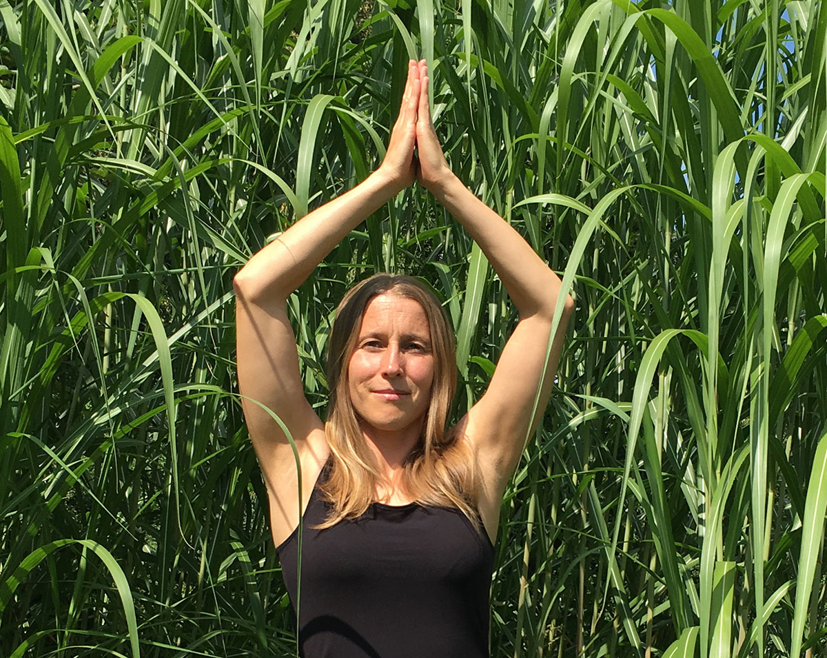 Elisabeth in Yoga-Position in grüner Natur